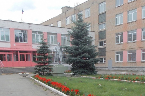 В лицее объясняют размеры благотворительных взносов необходимостью постоянно обновлять здание В лицее объясняют размеры благотворительных взносов необходимостью постоянно обновлять здание