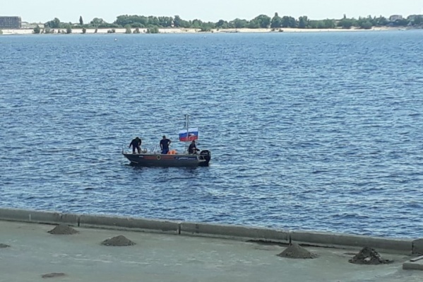 Поиски ведут под водой и на воде Поиски ведут под водой и на воде