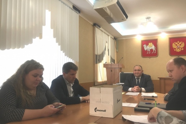Евгений Ваганов (в центре) начал совещание с коробки с 1700 письменных голосов за дорогу Евгений Ваганов (в центре) начал совещание с коробки с 1700 письменных голосов за дорогу