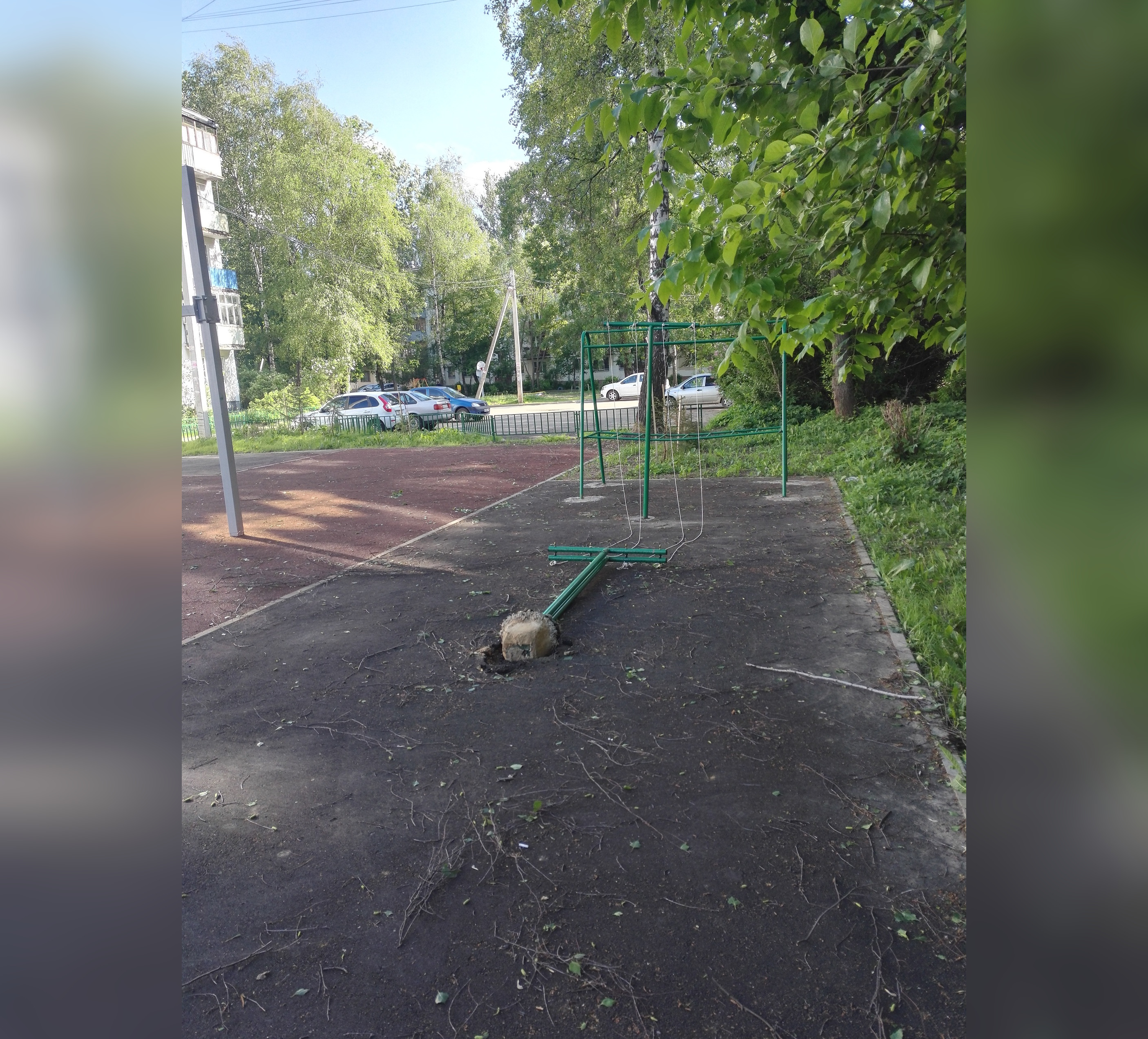 Двор начали благоустраивать в прошлом году. И вот, что из этого вышло Двор начали благоустраивать в прошлом году. И вот, что из этого вышло