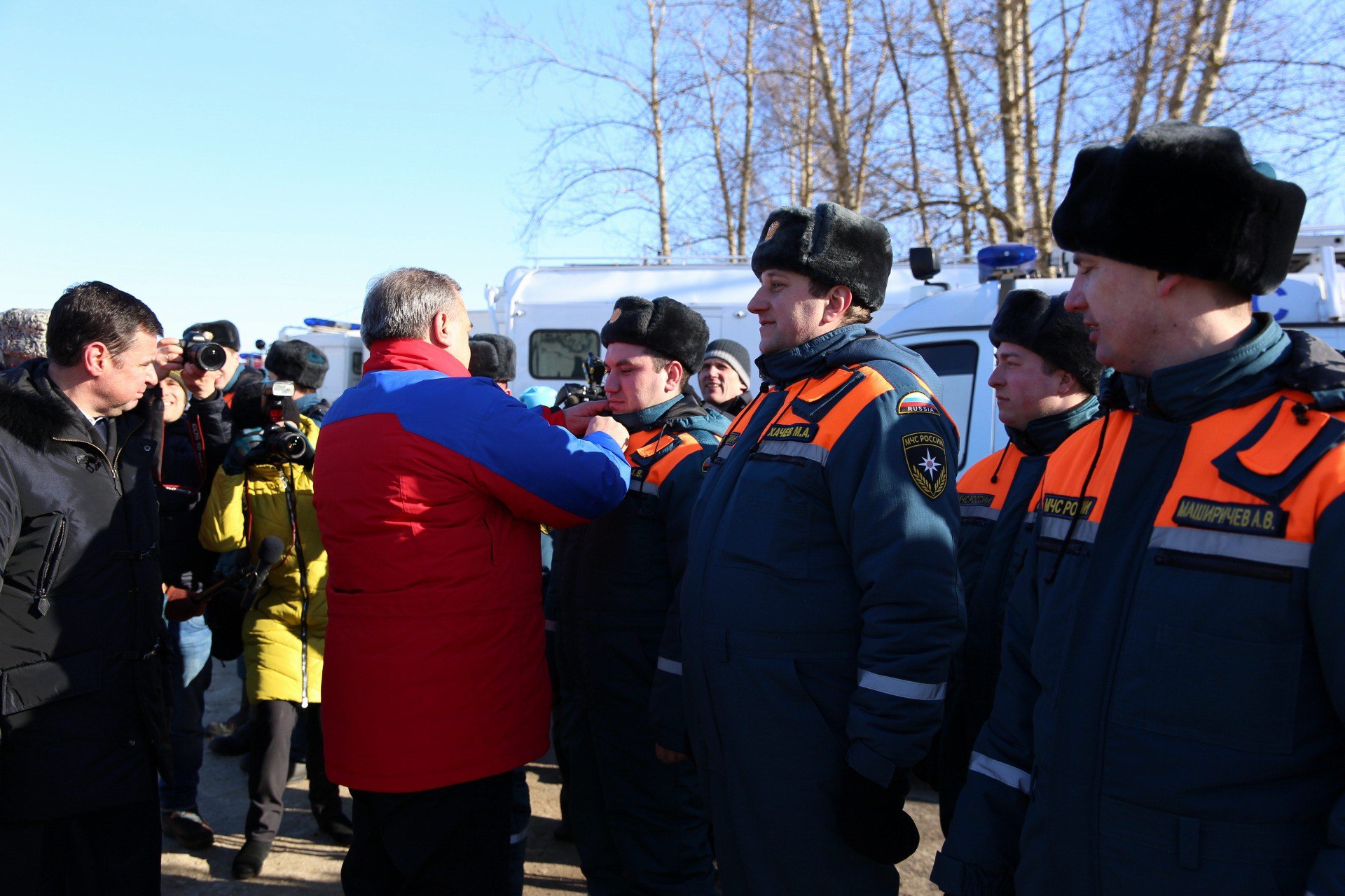 И поправил форму местным спасателям И поправил форму местным спасателям