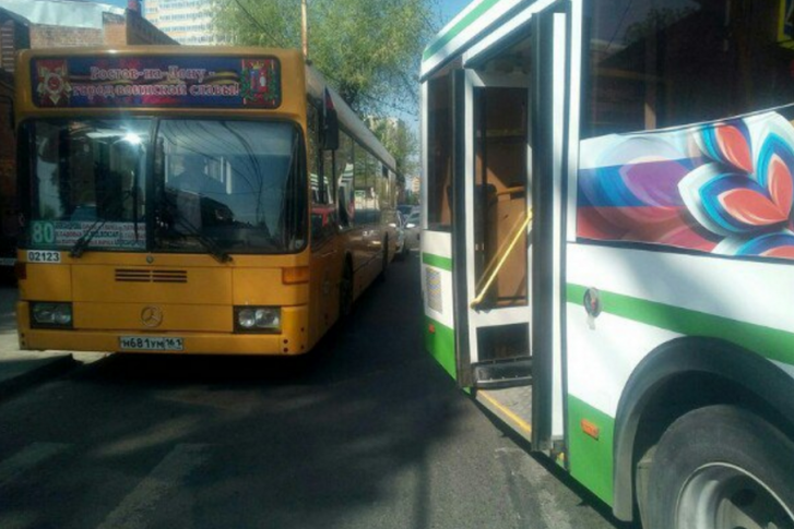По словам очевидцев, возле 1-й Линии столкнулись два пассажирских автобуса