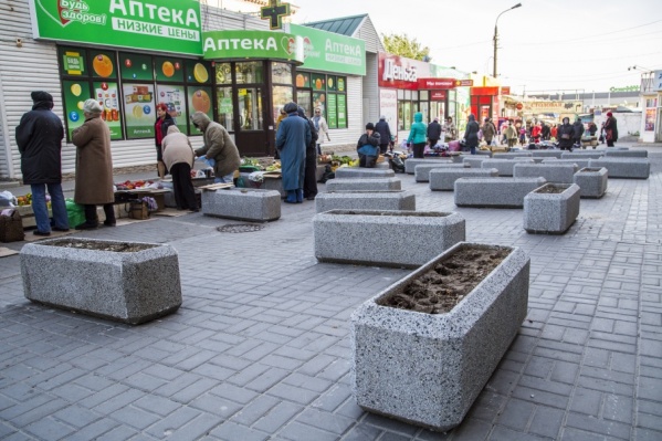 Новое здание построят на месте этих уцелевших торговых павильонов Новое здание построят на месте этих уцелевших торговых павильонов