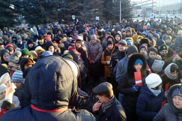 Поддержать Навального пришли люди разного возраста, но всем проголосовавшим есть 18 лет Поддержать Навального пришли люди разного возраста, но всем проголосовавшим есть 18 лет