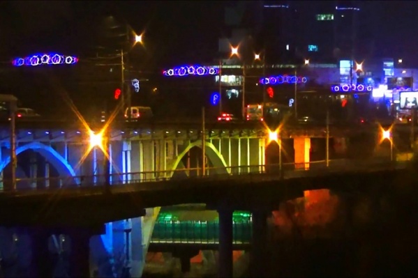 Ночной Волгоград начал местами напоминать европейские города Ночной Волгоград начал местами напоминать европейские города
