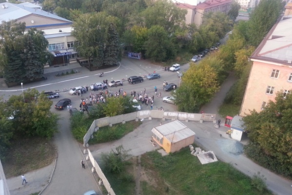 Рабочие уже установили забор по границам участка, где начнётся стройка Рабочие уже установили забор по границам участка, где начнётся стройка