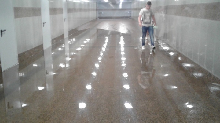 Дождевая вода затопила подземный переход на улице Мельникайте