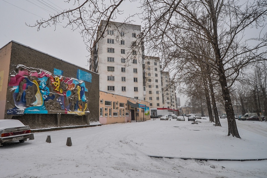 На детском центре есть барельеф, недавно его зачем-то раскрасили. За ним идёт гряда высоток. В советское время их называли городком турбинщиков
На детском центре есть барельеф, недавно его зачем-то раскрасили. За ним идёт гряда высоток. В советское время их называли городком турбинщиков