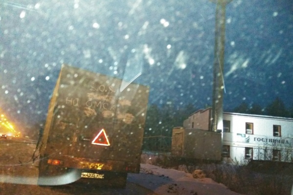 Фотографию машины с надписью «SOS. На Омск» водители пересылали знакомым, если сами не могли чем-то помочь застрявшим на трассе Фотографию машины с надписью «SOS. На Омск» водители пересылали знакомым, если сами не могли чем-то помочь застрявшим на трассе