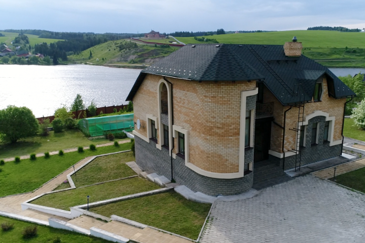 Этот дом с бассейном в деревне Хохловка стоит почти 25 миллионов рублей