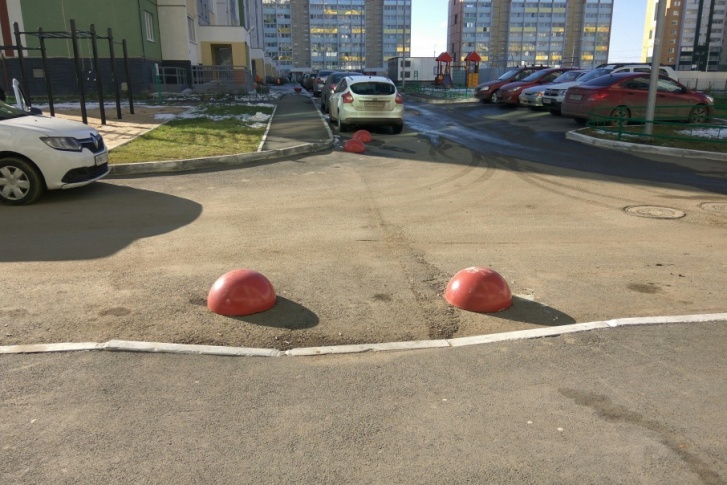 По словам жителей, из-за установленных полусфер теперь парковочных мест хватает не всем владельцам квартир По словам жителей, из-за установленных полусфер теперь парковочных мест хватает не всем владельцам квартир