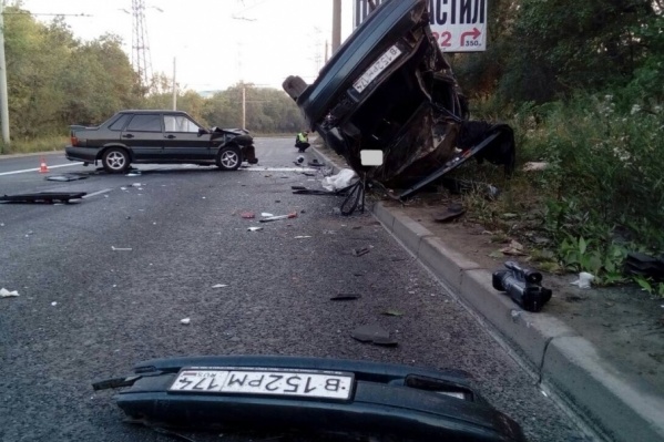 Пассажира с заднего сиденья покорёженного автомобиля предстоит деблокировать спасателям Пассажира с заднего сиденья покорёженного автомобиля предстоит деблокировать спасателям