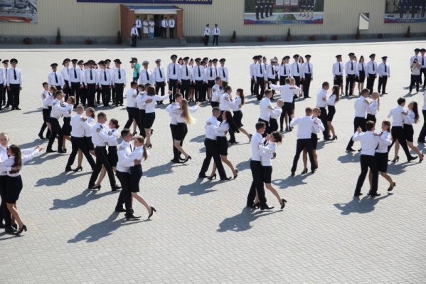 Выпускники оправились на прогулку по городу после торжественного вальса Выпускники оправились на прогулку по городу после торжественного вальса