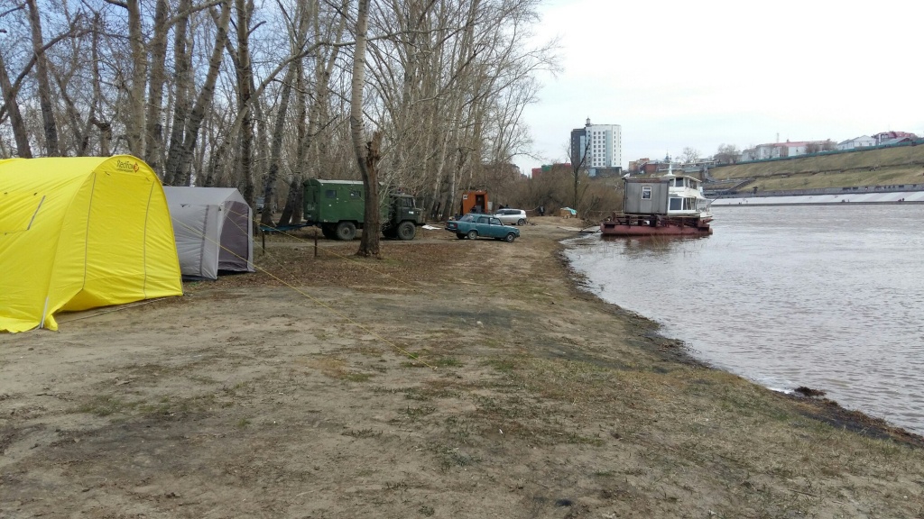 Пока вы смотрите эту фотку, спортсмены спешно переодеваются в шатрах в купальные костюмы Пока вы смотрите эту фотку, спортсмены спешно переодеваются в шатрах в купальные костюмы