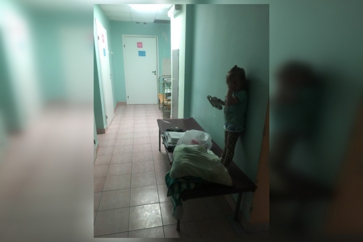 В детских больницах участились случаи размещения маленьких пациентов в коридорах