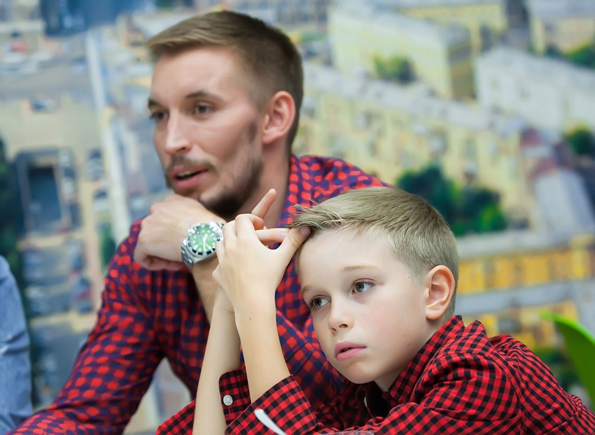 Отец и сын похожи во всем Отец и сын похожи во всем