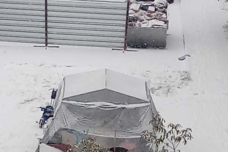 Жители вновь держат оборону, разместившись во дворе в палатке рядом с будущей стройплощадкой Жители вновь держат оборону, разместившись во дворе в палатке рядом с будущей стройплощадкой