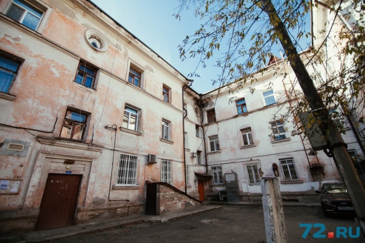 Один из тюменских домов на Максима Горького, который со двора выглядит очень непривычно