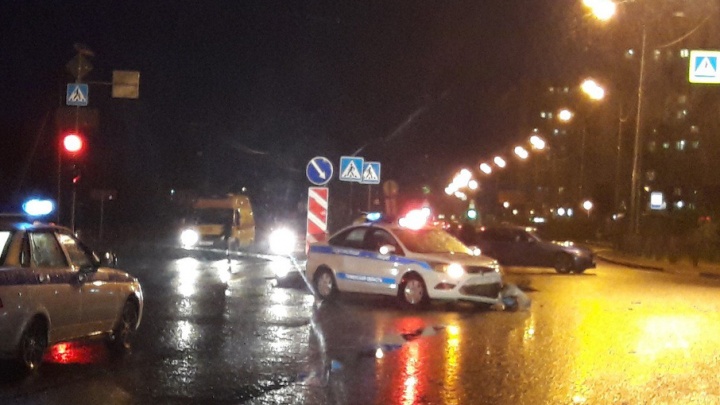 В районе Лесобазы начинающий водитель на BMW столкнулся с патрульной машиной ГИБДД