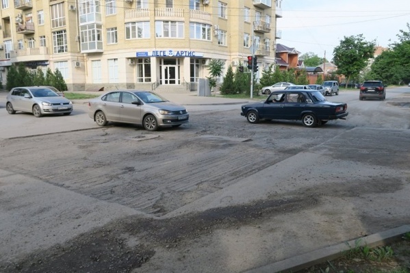 Водители стараются объезжать эти участки дороги Водители стараются объезжать эти участки дороги