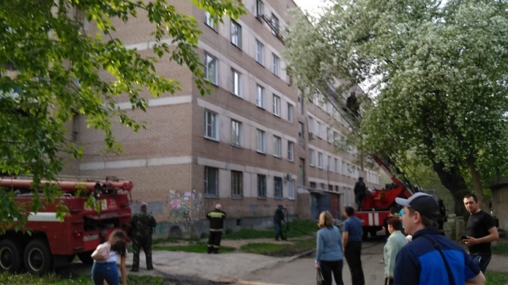 Выводили в спаскомплектах: в Челябинске из-за пожара в бывшем общежитии эвакуировали 12 человек