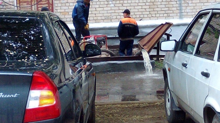 Двор дома в Красноармейском районе Волгограда затопило кипятком