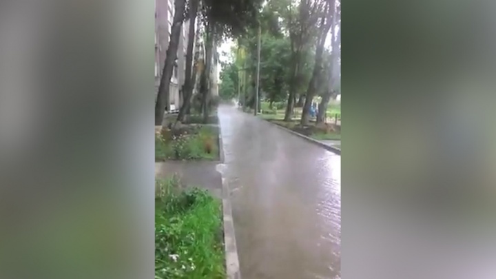 В Самаре из-за прорыва трубы затопило кипятком тротуары возле жилых домов