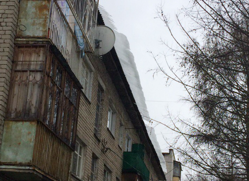 Лёд навис над тротуаром Лёд навис над тротуаром