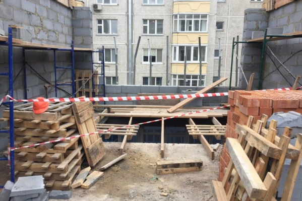 Мужчина сорвался с высоты 4 этажа Мужчина сорвался с высоты 4 этажа