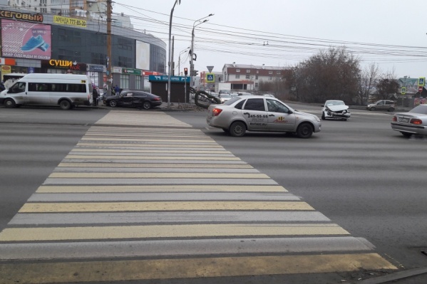 Перекрестное ДТП с вылетом на тротуар Перекрестное ДТП с вылетом на тротуар