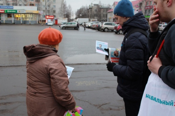 Каждые выходные навальнисты раздают листовки, агитматериалы и подолгу объясняют архангелогородцам о том, за что радеет архангельская оппозиция Каждые выходные навальнисты раздают листовки, агитматериалы и подолгу объясняют архангелогородцам о том, за что радеет архангельская оппозиция