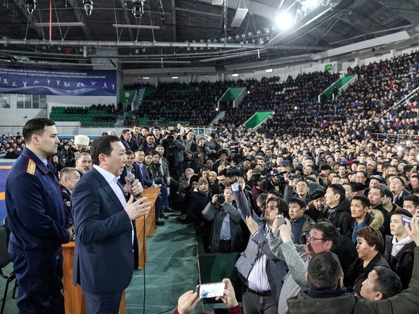 Руководитель администрации главы Республики Саха (Якутия) и правительства Республики Саха Федор Борисов (второй слева на первом плане) во время встречи с жителями города во дворце спорта "Триумф"//Вадим Скрябин/ТАСС