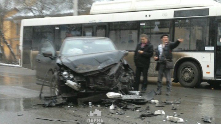 В Перми два автобуса столкнулись с иномарками: три человека пострадали