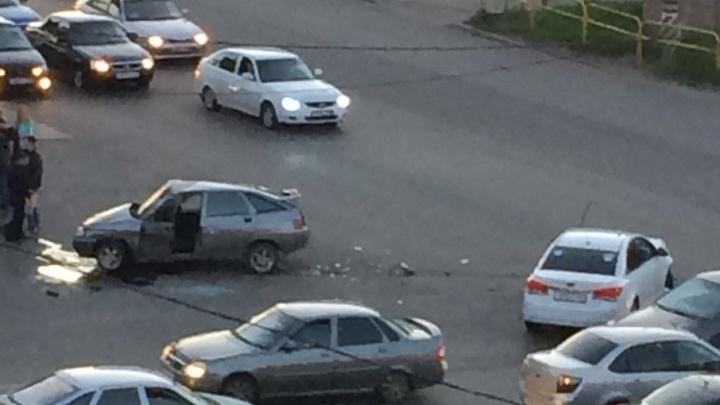 В Тольятти столкнулись ВАЗ-2115 и Chevrolet Cruze: водитель иномарки летел на красный сигнал светофора