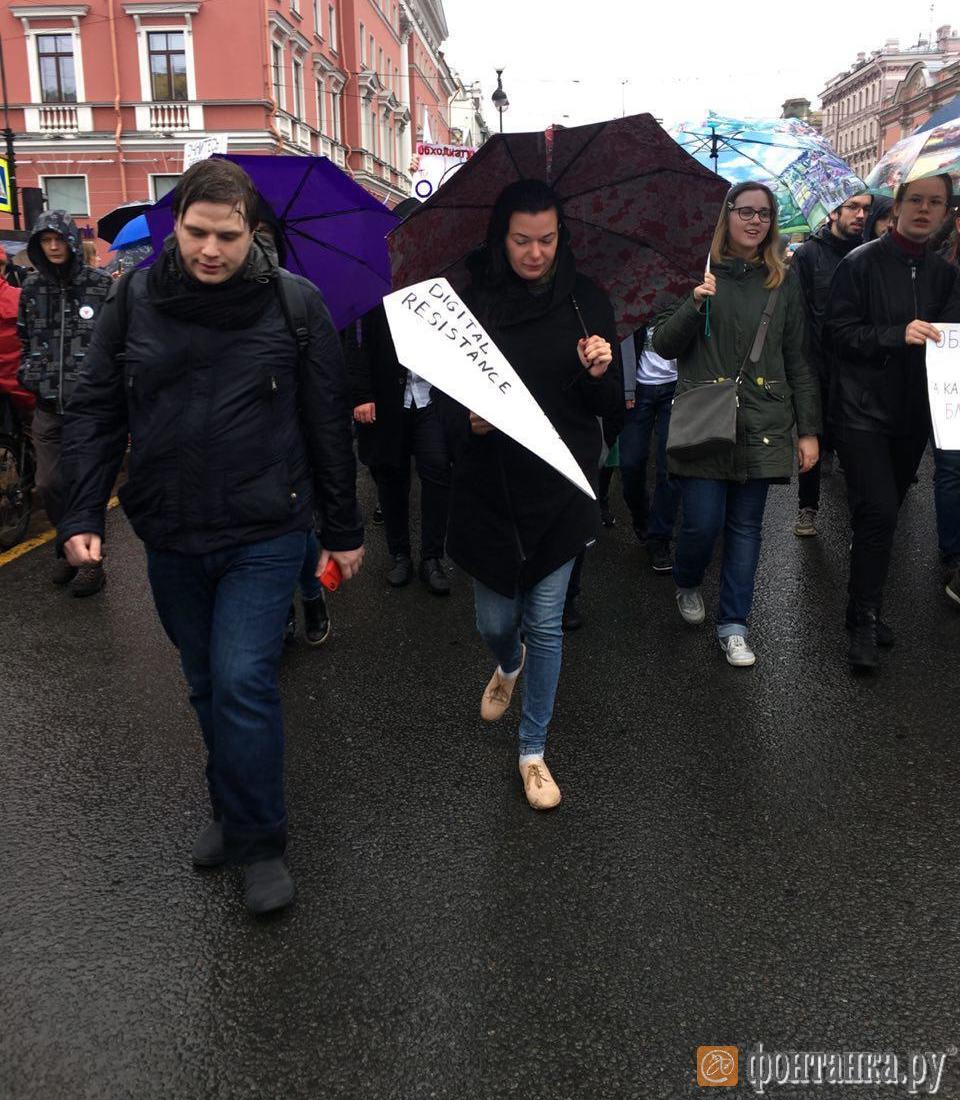 Свободные нов. Митинг против блокировки телеграм дождь. Шествие против блокировки твиттера. В телеграмме митинг показывали в Москве против Вашингтона. Санкт-Петербург шесвие 31яннаряфото двух парней дождь.