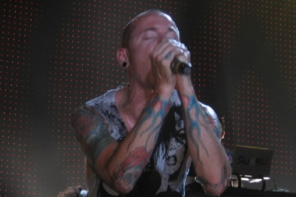 Честер Беннингтон пел в составе Linkin Park с 1997 года.
Честер Беннингтон пел в составе Linkin Park с 1997 года.