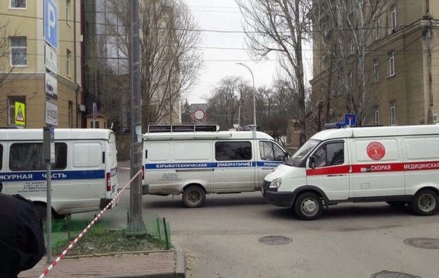 Бросивший пакет со взрывным устройством в центре Ростова попал на видео