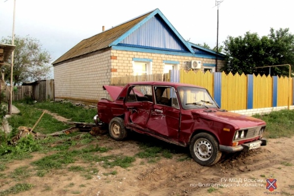 Машина оказалась серьезно повреждена Машина оказалась серьезно повреждена