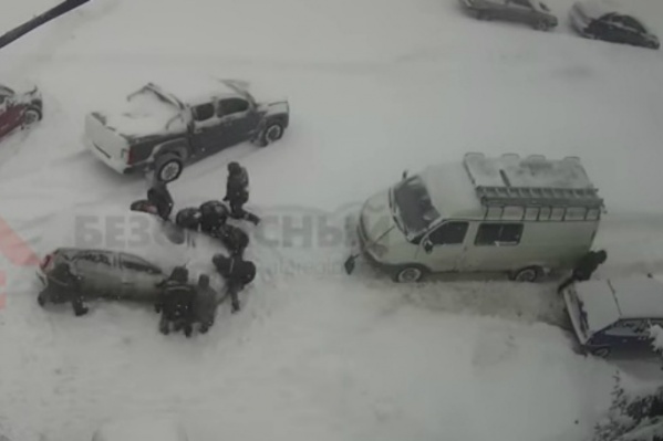 Коммунальщики вручную перепарковали машину, мешавшую чистить дорогу Коммунальщики вручную перепарковали машину, мешавшую чистить дорогу