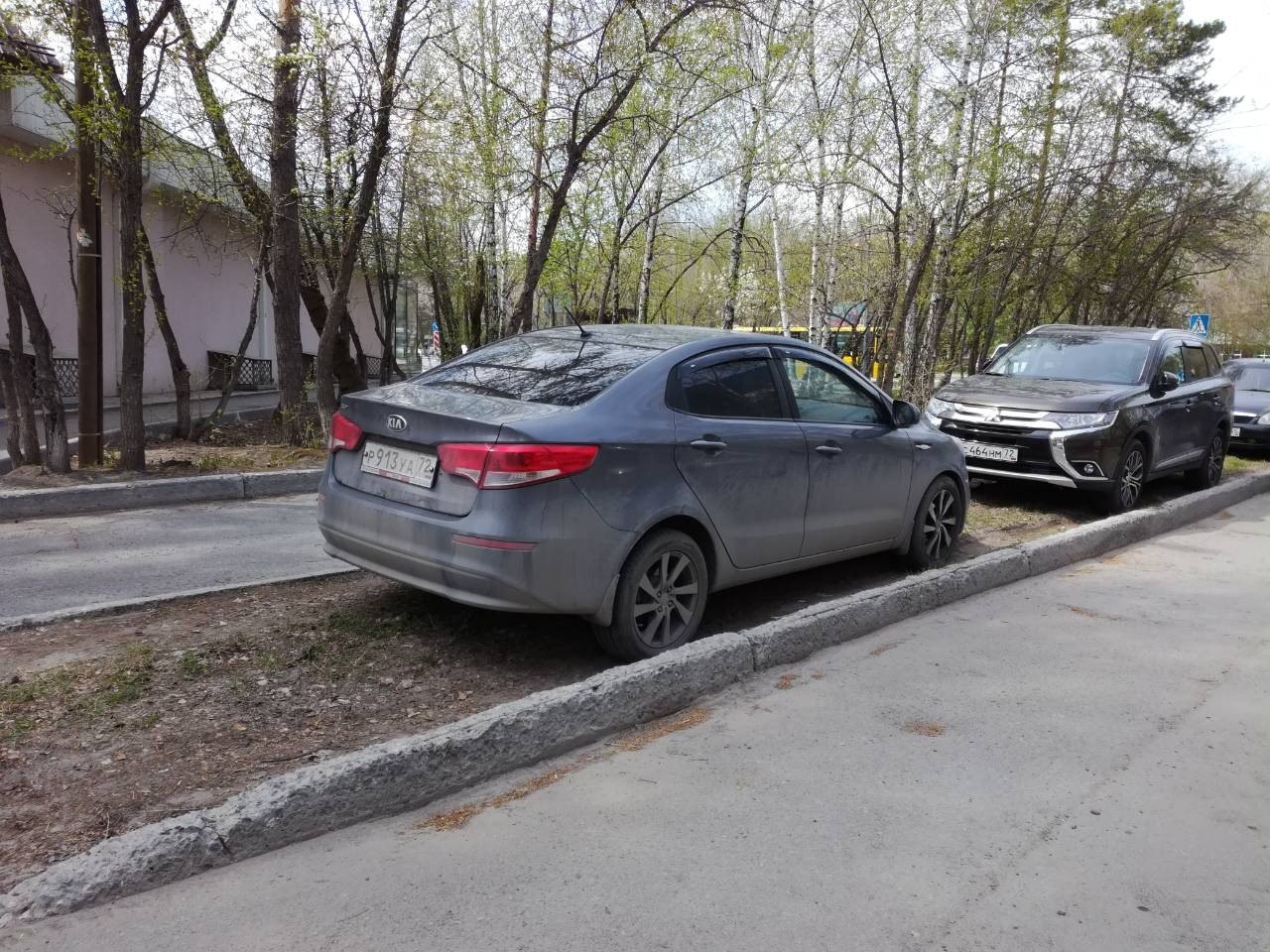 Тюменские студенты ставят машины прямо на газоны и не боятся эвакуаторов Тюменские студенты ставят машины прямо на газоны и не боятся эвакуаторов