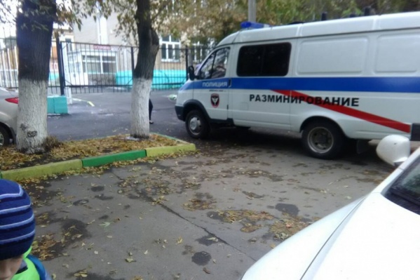 Сотрудники полиции проверяют здания по анонимному звонку Сотрудники полиции проверяют здания по анонимному звонку