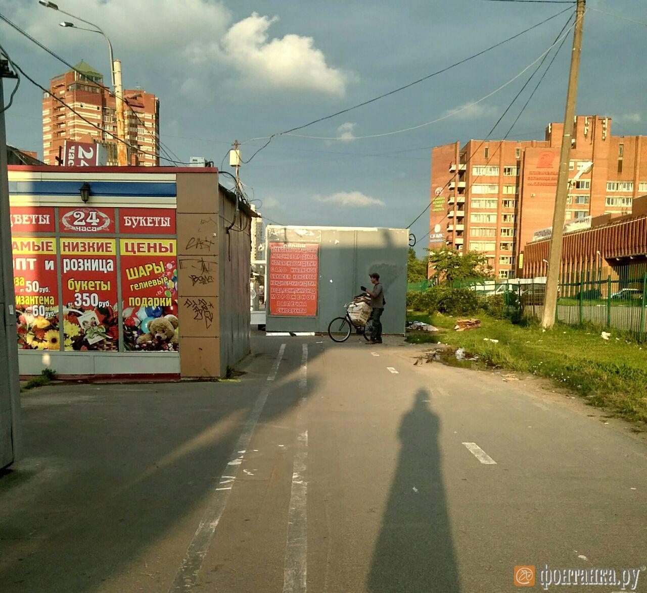 Велодорожка занята ларьками