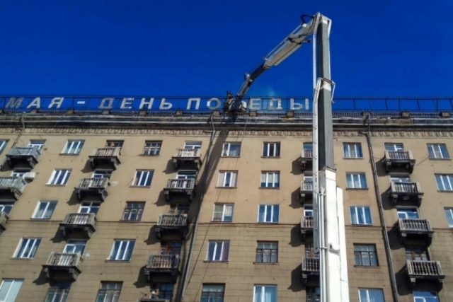 Из-за особенностей здания и большого количества людей, находящихся внутри, пожару присвоили повышенный ранг сложности Из-за особенностей здания и большого количества людей, находящихся внутри, пожару присвоили повышенный ранг сложности