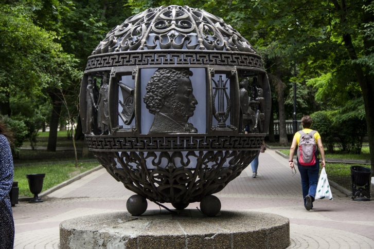 Тематические шары на Пушкинской улице реставрировали в сентябре 2016 года