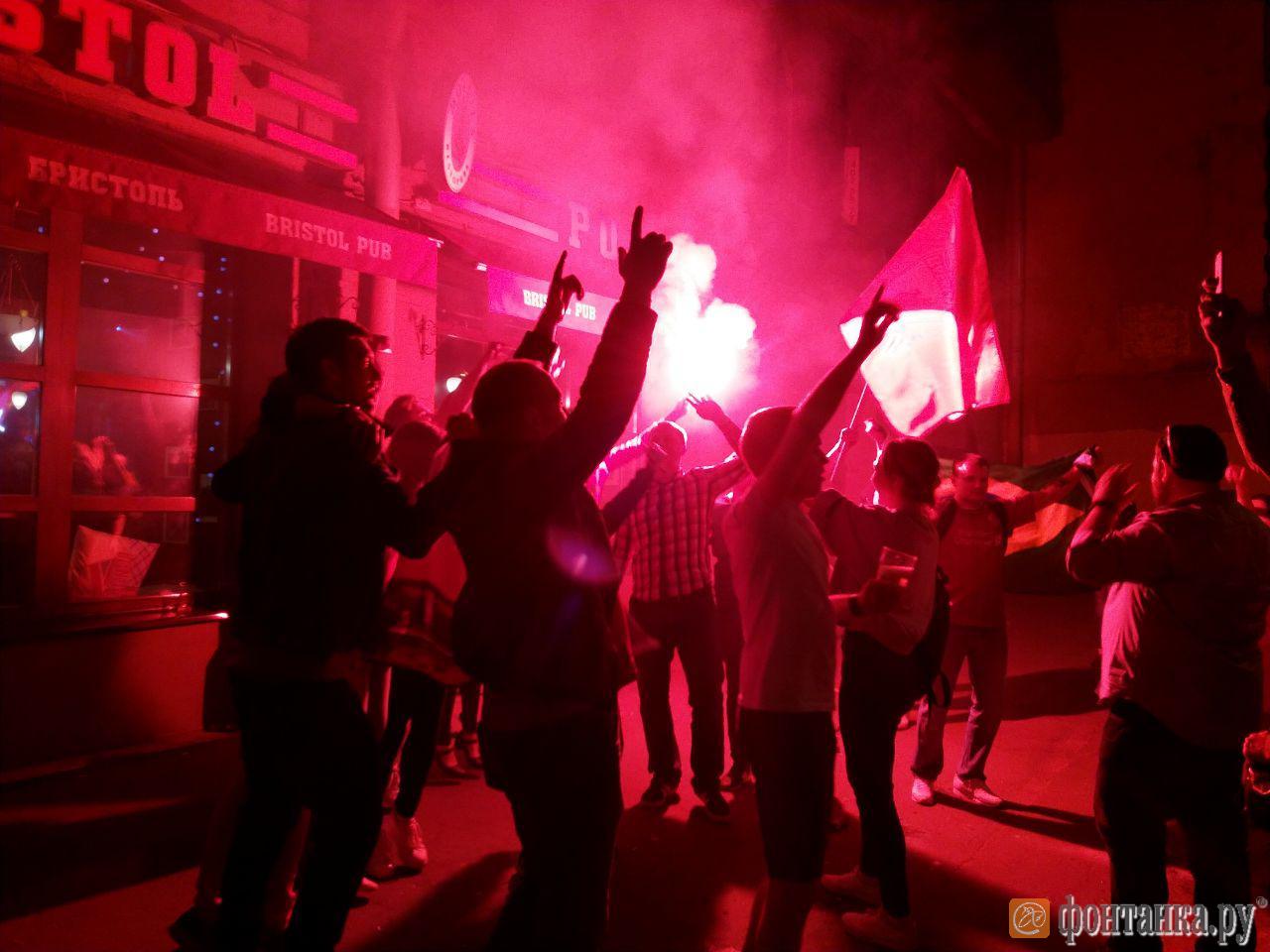 Фанаты отмечают победу "Ливерпуля" в Петербурге