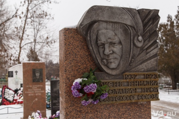 Герой-летчик похоронен на центральной аллее Ворошиловского кладбища Герой-летчик похоронен на центральной аллее Ворошиловского кладбища