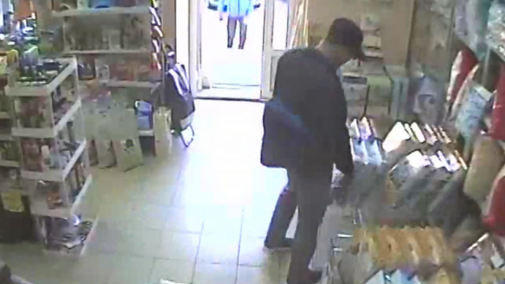 Взял постельное бельё и ушёл: тюменская полиция разыскивает вора, обокравшего магазин