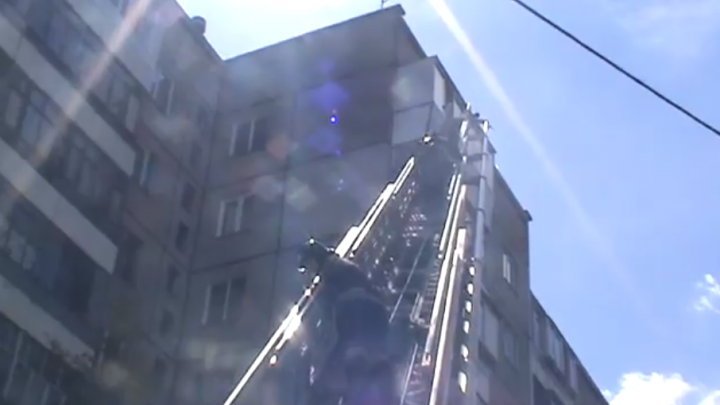 Дети на подоконнике девятого этажа стянули экстренные службы к дому в Челябинске