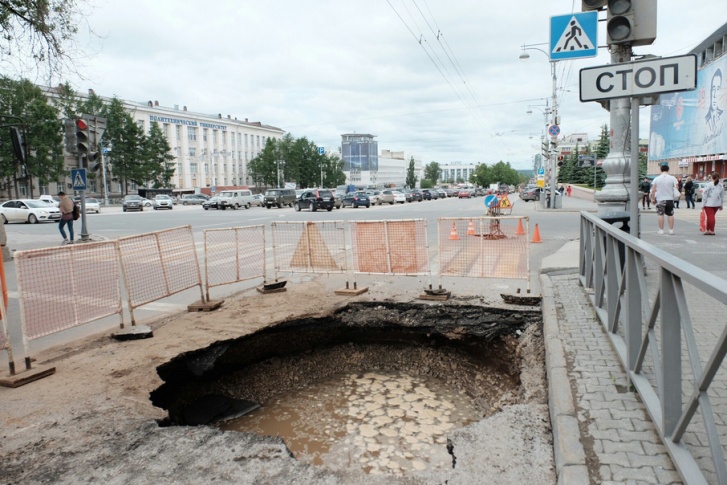 Коммунальщики выясняют причины аварии Коммунальщики выясняют причины аварии
