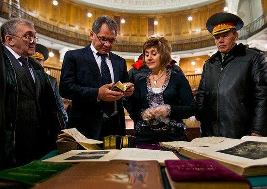 Кузнецова в центре, справа министр Шойгу, слева начальник Генштаба Герасимов